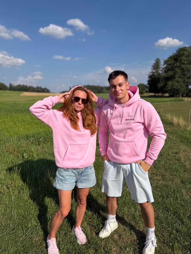 Pavla a Honza v růžové mikině Festival Babí léto na louce v jižních Čechách