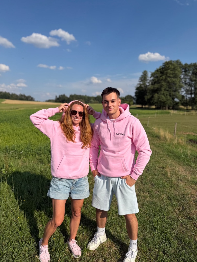 Růžová mikina Babí léto s kapucí — přední pohled