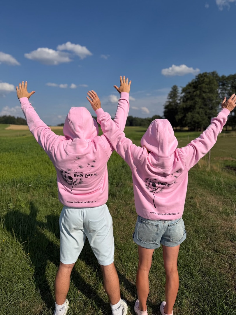 Zadní potisk růžové mikiny Babí léto — pampeliška a www.festivalbabileto.cz